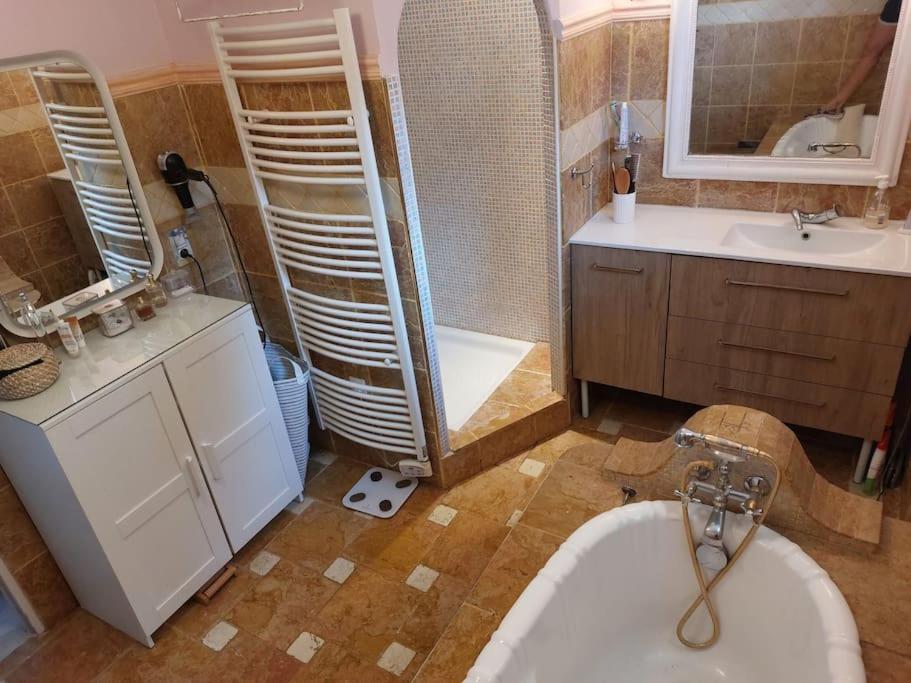Villa De Charme Avec Piscine Saint-Jory Bagian luar foto